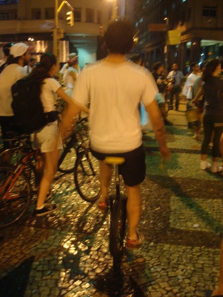 Além de ciclistas e pedestres, três monociclos